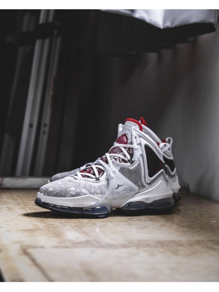Nike Lebron XIX